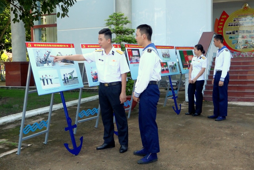 Cán bộ, chiến sĩ đơn vị tìm hiểu về quá trình xây dựng, chiến đấu, chiến thắng và trưởng thành của Vùng 5 Hải quân qua các hình ảnh được trưng bày (ảnh: Văn Định)