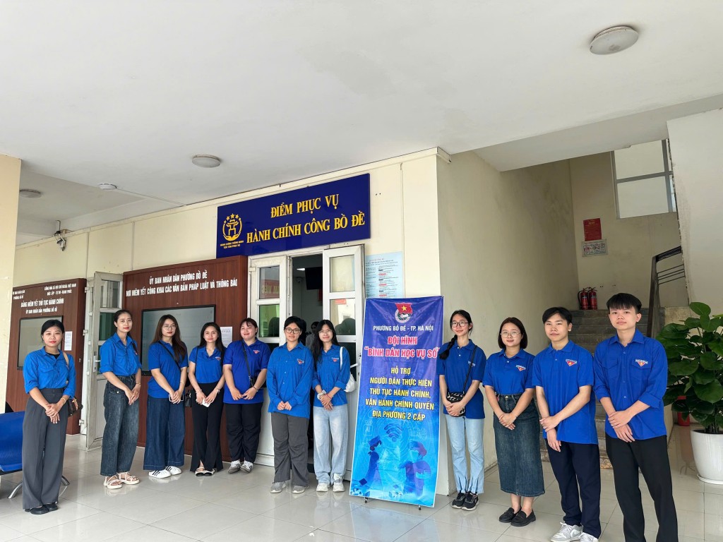 Đội hình hỗ trợ ngư0ời dân thực hiện thủ tịch hành chính