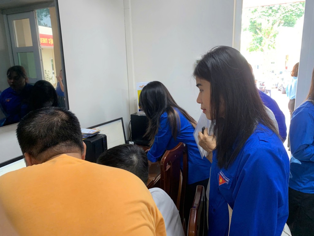 Áo xanh phường Bồ Đề tích cực hỗ trợ người dân