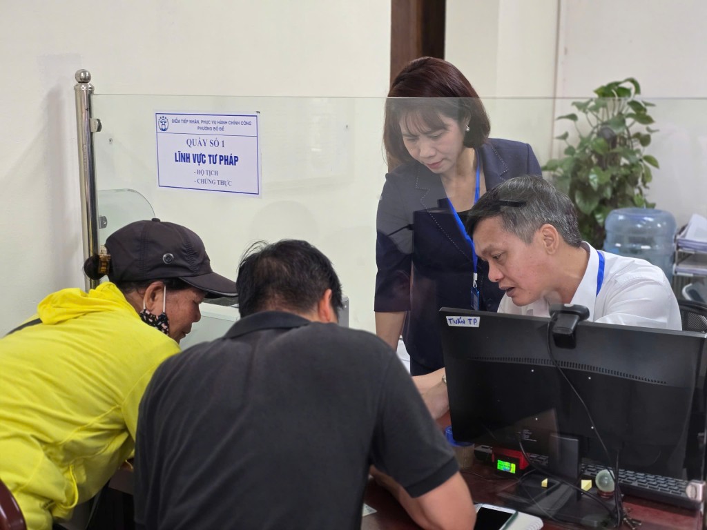 Đồng chí Đào Thị Hoa trực tiếp cùng cán bộ hướng dẫn cô Hoàng Thị Hồng làm thủ tục chứng tử