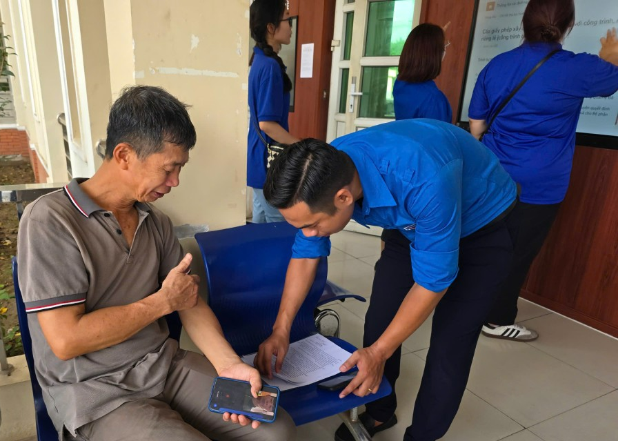 Ông Trần Bình Trọng được lực lượng áo xanh hướng dẫn nhiệt tình