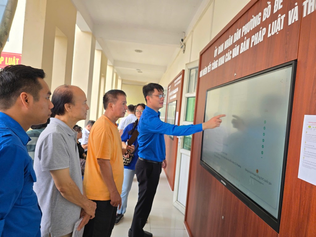 Đồng chí Ngô Mạnh Tuân hướng dẫn người dân