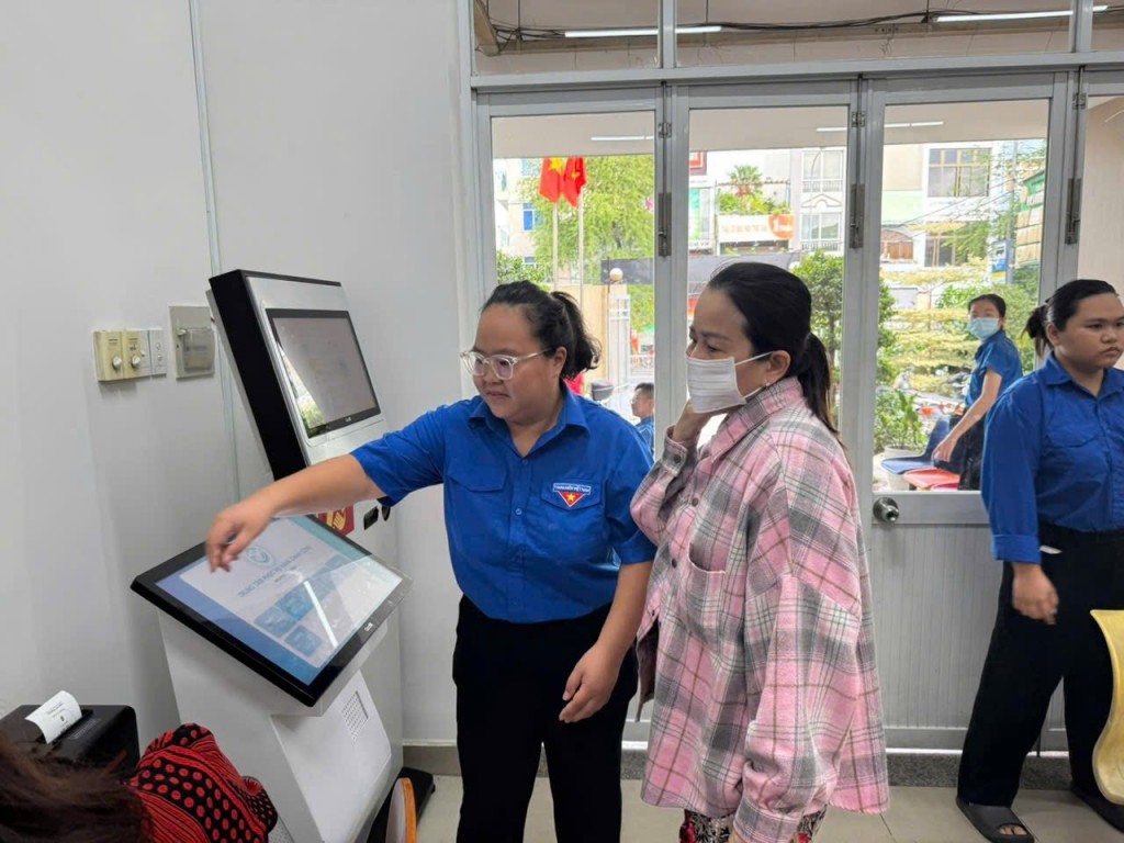 Các bạn đoàn viên hướng dẫn cụ thể 