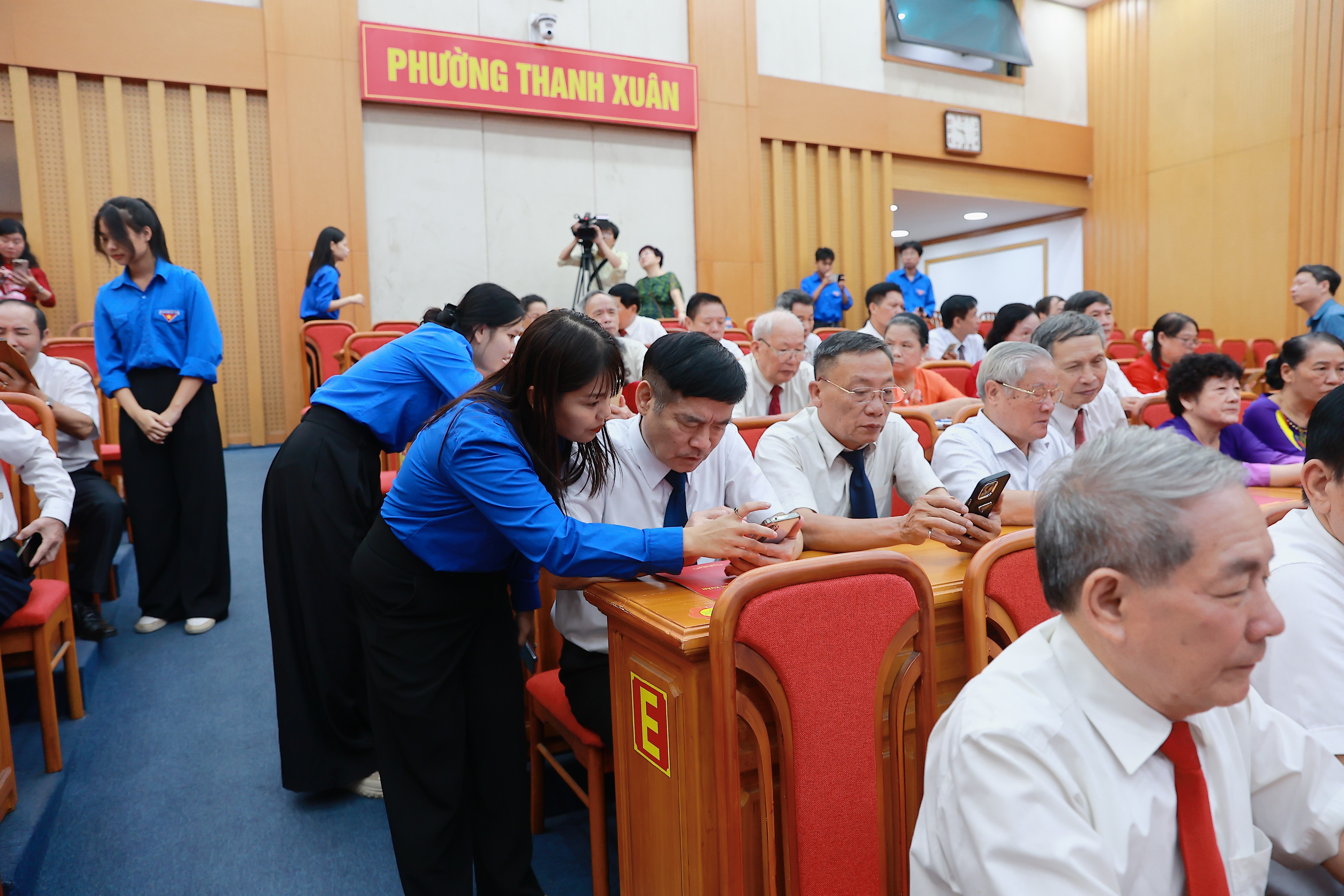 Hết mình hỗ trợ người dân, góp phần xây dựng chính quyền thông minh