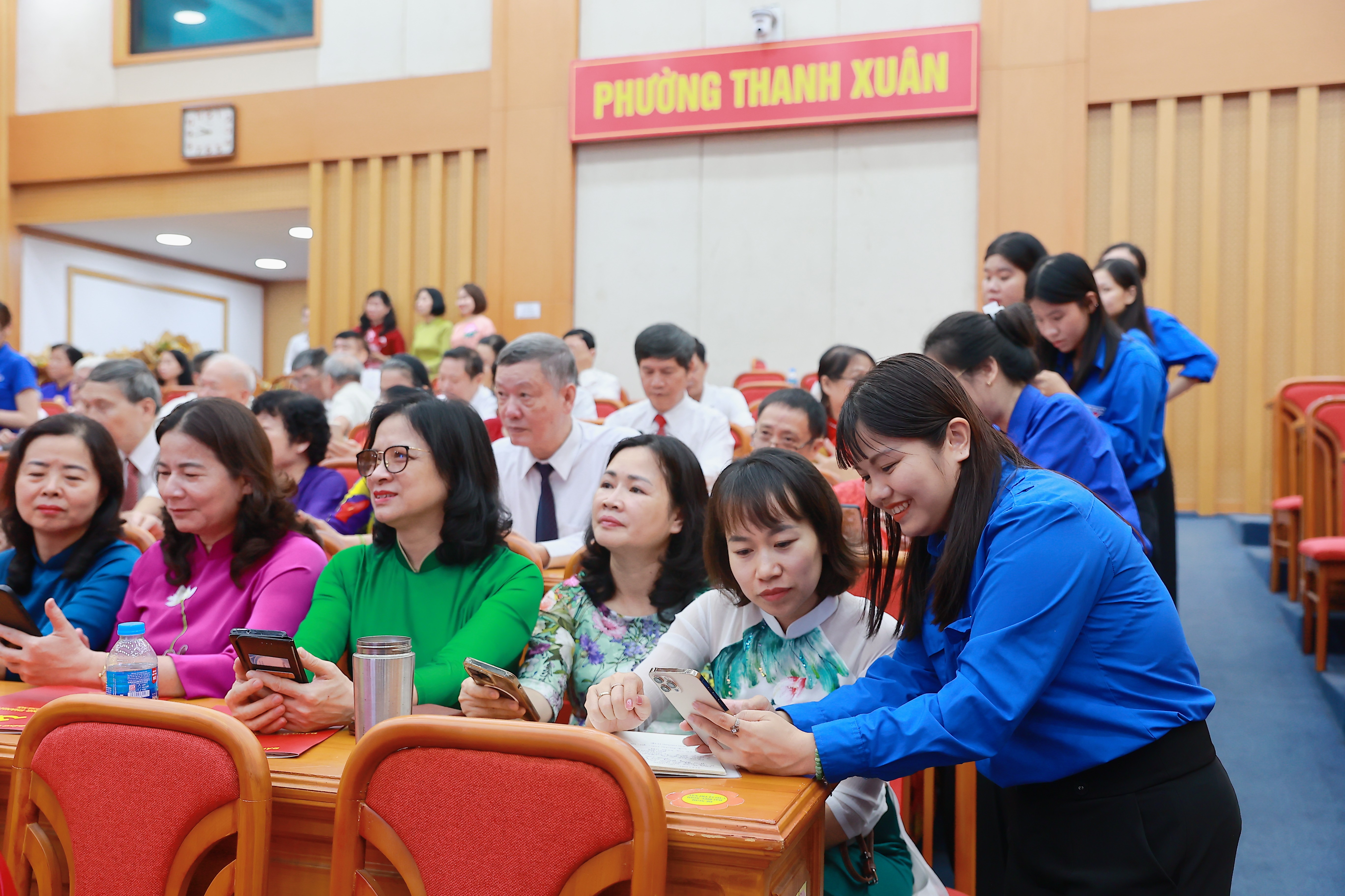 Đoàn viên thanh niên hướng dẫn cho đảng viên lớn tuổi sử dụng điện thoại thông minh và các ứng dụng thiết yếu