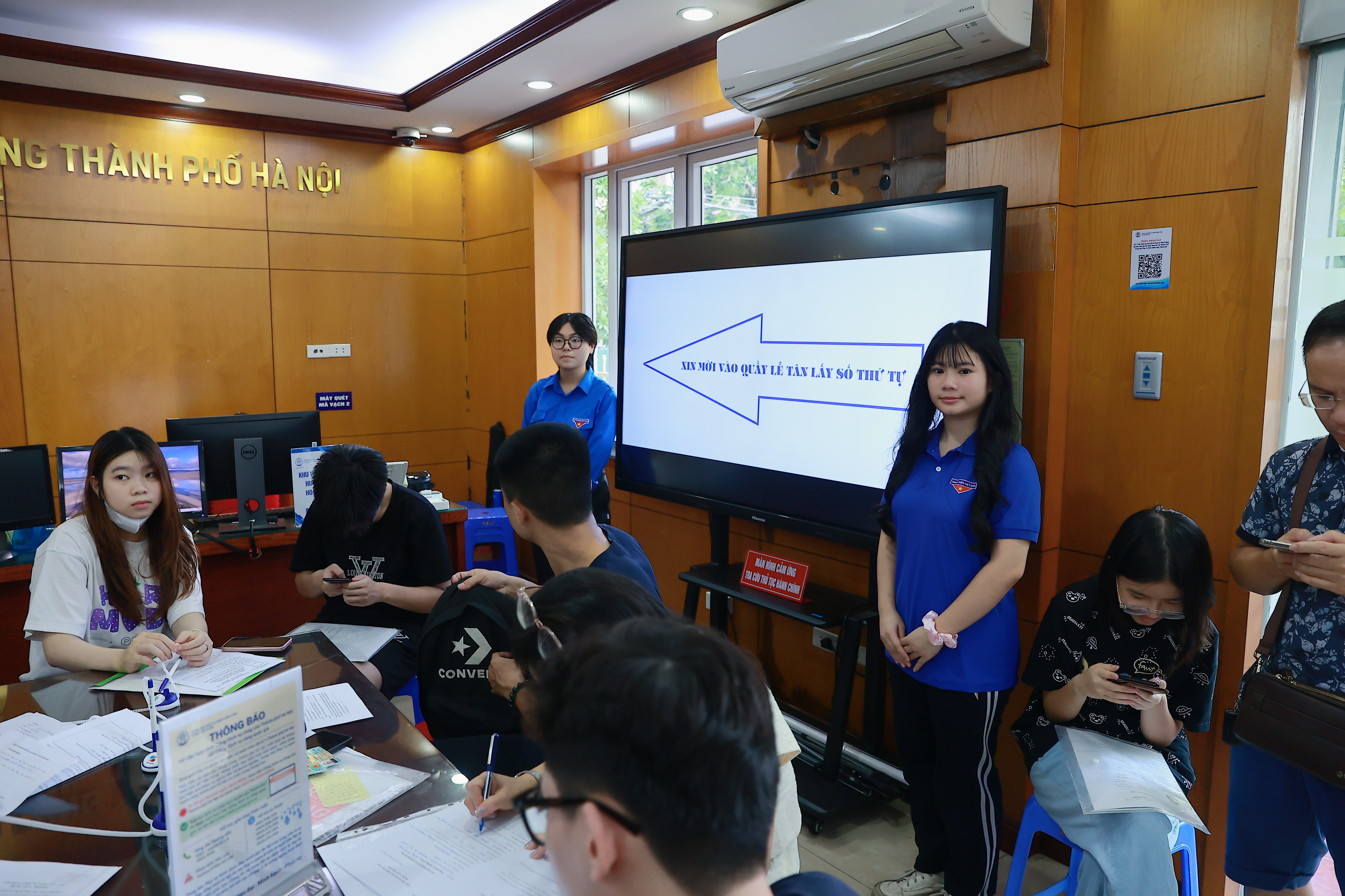 các đoàn viên thường xuyên có mặt ở Điểm phục vụ hành chính công của xã để hỗ trợ hướng dẫn người dân thực hiện thủ tục hành chính