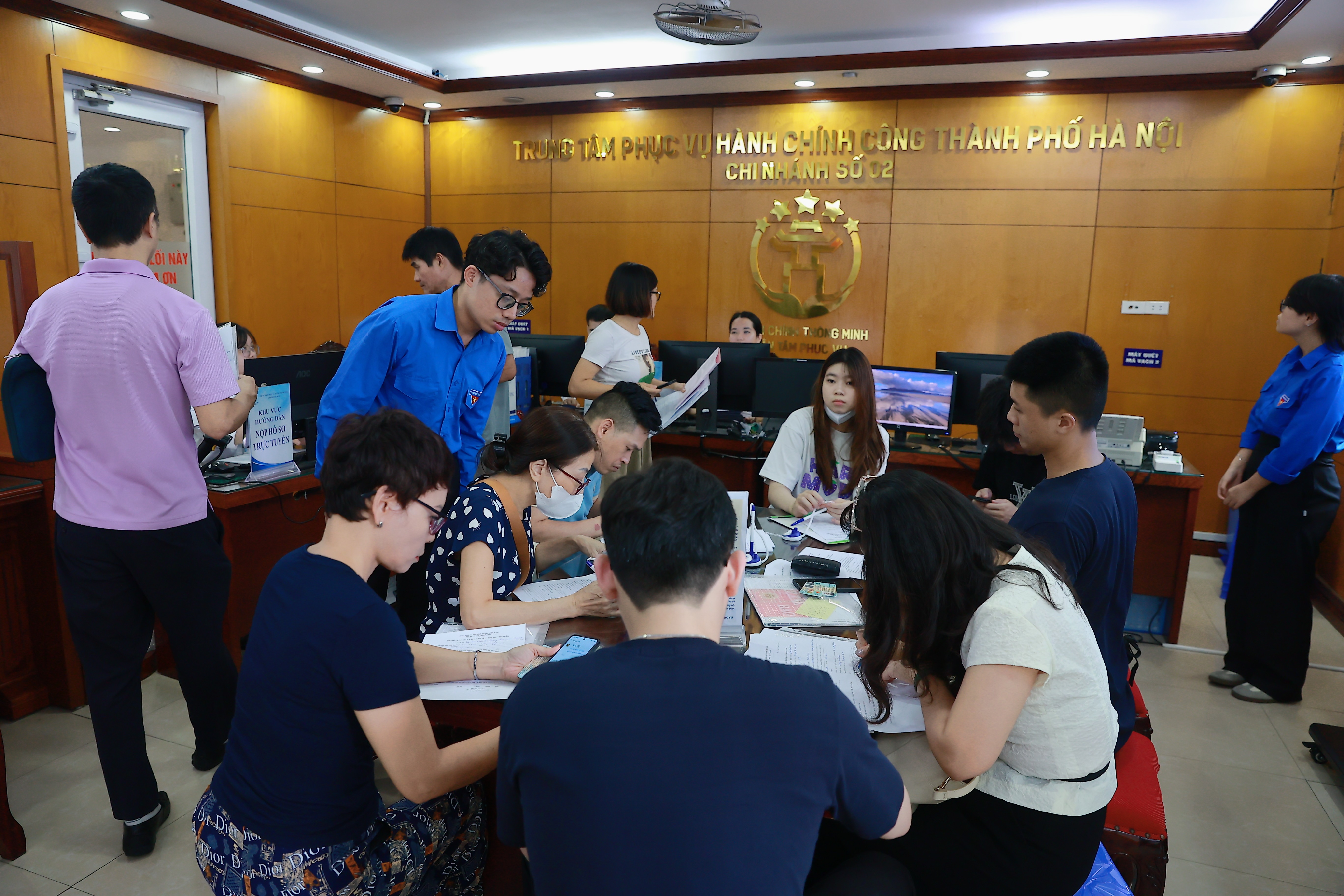 Người dân khi đến Điểm phục vụ hành chính công xã Thường Tín đều được các đoàn viên hướng dẫn tận tình việc hoàn thiện thủ tục hành chính