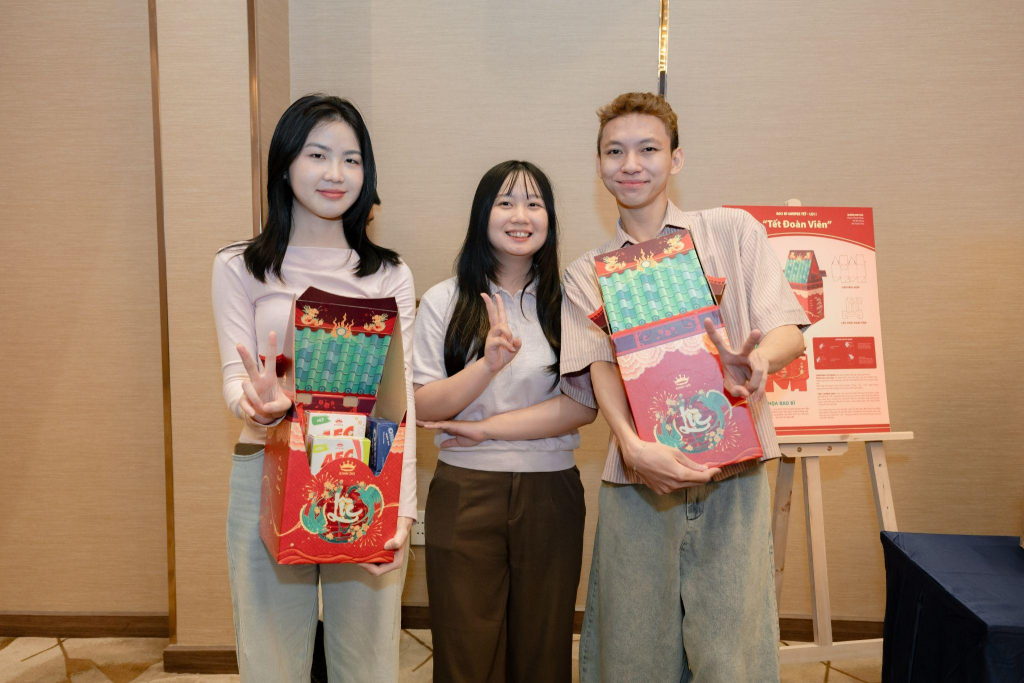 Ở hạng mục Bao bì Tết, dự án “Tết Đoàn Viên” của đội Hippoo tái hiện nét đẹp cung đình Huế và tranh Hàng Trống, kết hợp thiết kế tái sử dụng, dễ phân rã và trưng bày đẹp mắt.
