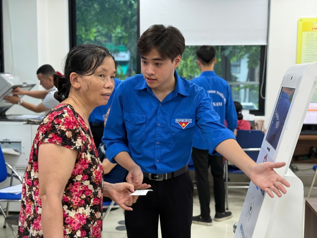 Góp sự tận tâm cùng chính quyền phục vụ Nhân dân