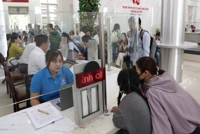 Người dân TP Hồ Chí Minh có thể phản ánh tiêu cực tại điểm tiếp nhận hồ sơ hành chính