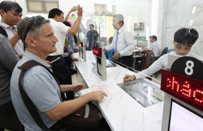 TP Hồ Chí Minh tạo điều kiện cho người nước ngoài đăng ký VNeID mức độ 2