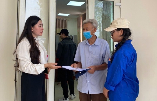 Tất bật, hiệu quả tại điểm giải quyết thủ tục hành chính
