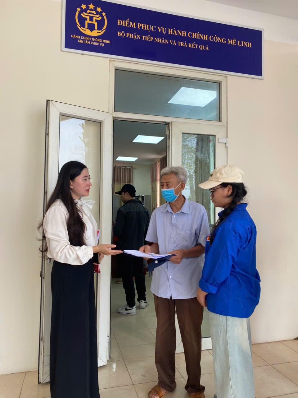 Tất bật, hiệu quả tại điểm giải quyết thủ tục hành chính