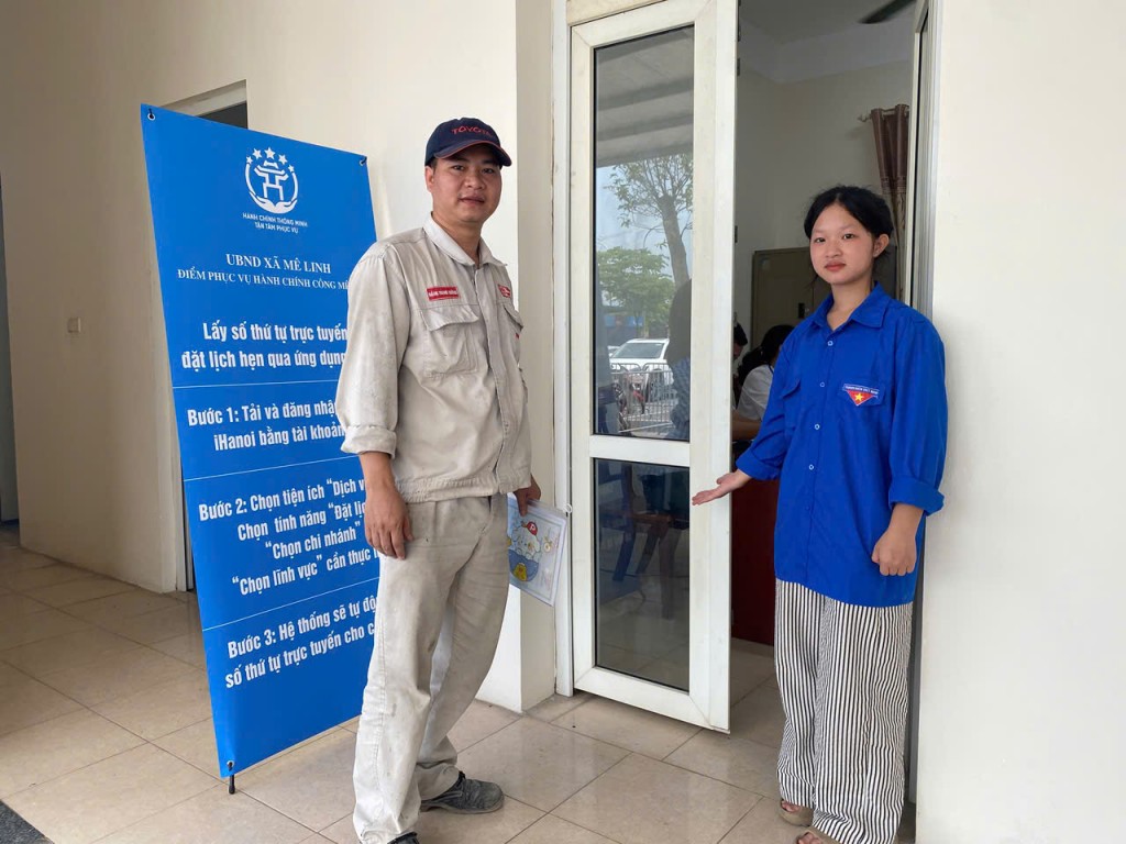 Đoàn viên xuất hiện trợ giúp người dân ngay từ khi đến làm thủ tục hành chính