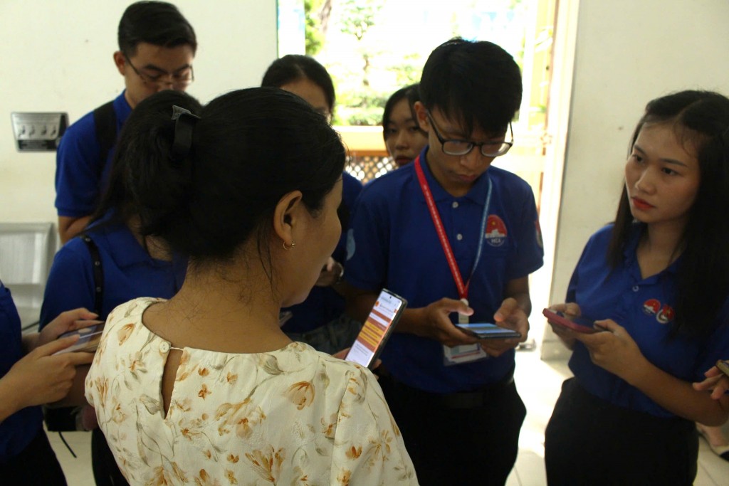 Các chiến sĩ “tập sự” là những sinh viên đã sẵn sàng nhận nhiệm vụ và ra mắt đội hình hỗ trợ tại Trung tâm Hành chính công phường Sài Gòn