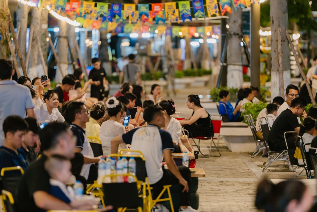 Biển người đổ về Vịnh Pháo hoa Hạ Long xem bắn pháo hoa cuối tuần