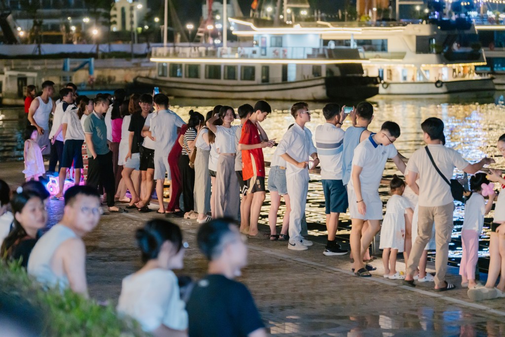 Biển người đổ về Vịnh Pháo hoa Hạ Long xem bắn pháo hoa cuối tuần