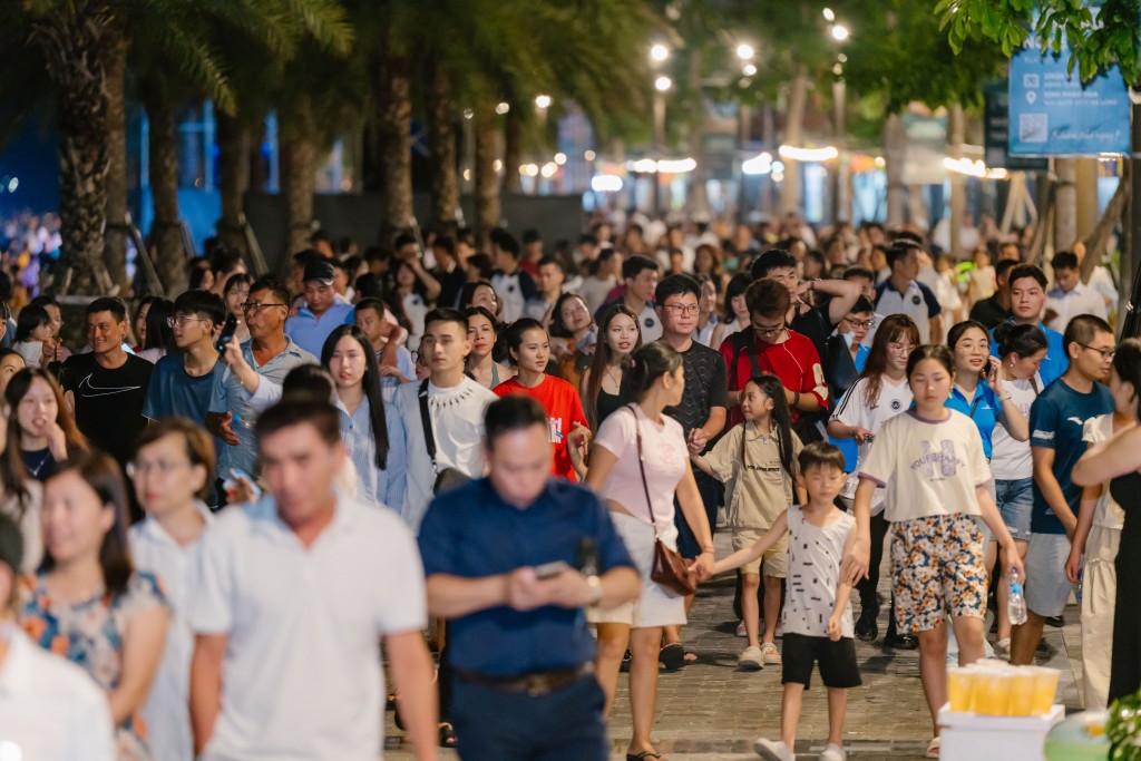 Biển người đổ về Vịnh Pháo hoa Hạ Long xem bắn pháo hoa cuối tuần