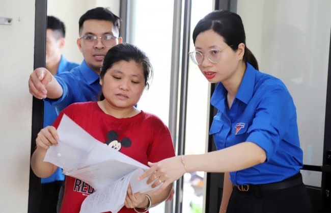 Thanh niên xã Thượng Phúc hỗ trợ người dân thực hiện hành chính công