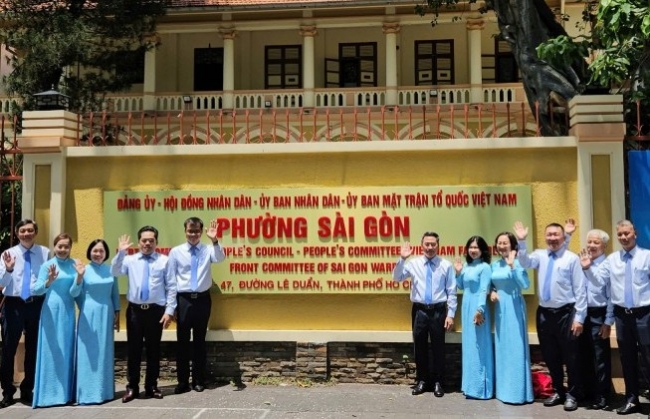 Cán bộ phường trung tâm lắng nghe dân để phục vụ tốt