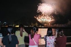 Biển người đổ về Vịnh Pháo hoa Hạ Long xem bắn pháo hoa cuối tuần