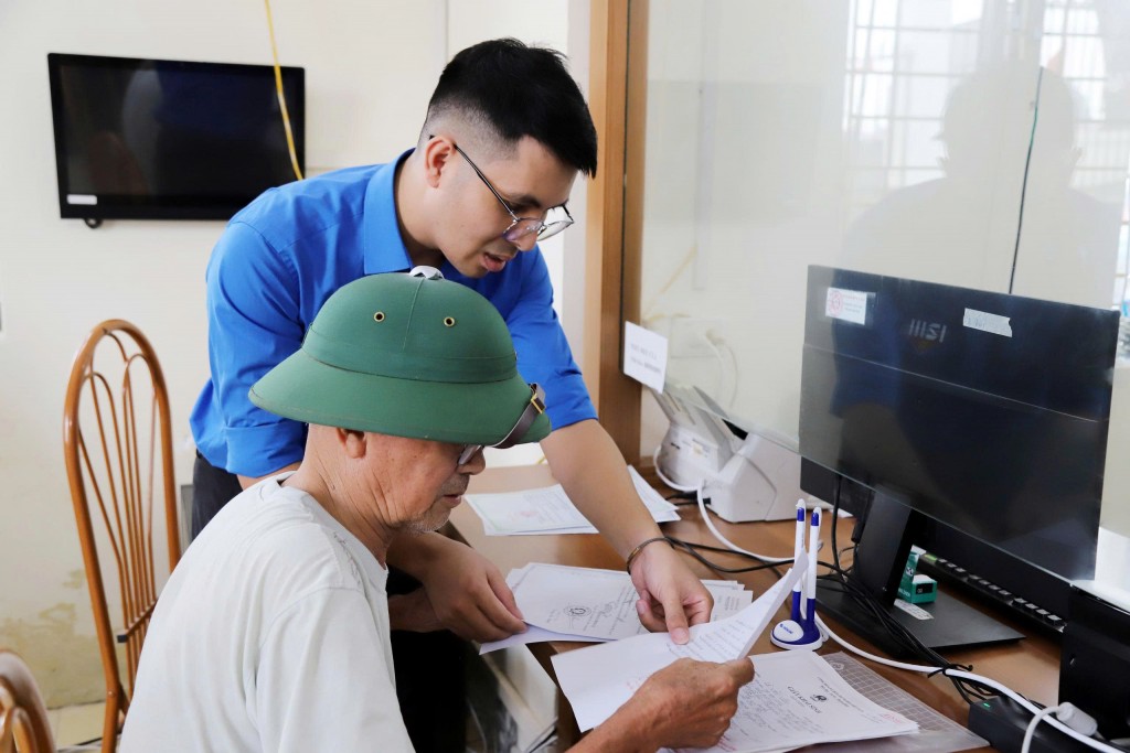 Thanh niên xã Thượng Phúc hỗ trợ người dân thực hiện hành chính công