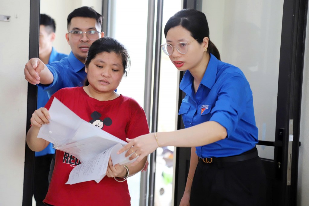 Thanh niên xã Thượng Phúc hỗ trợ người dân thực hiện hành chính công