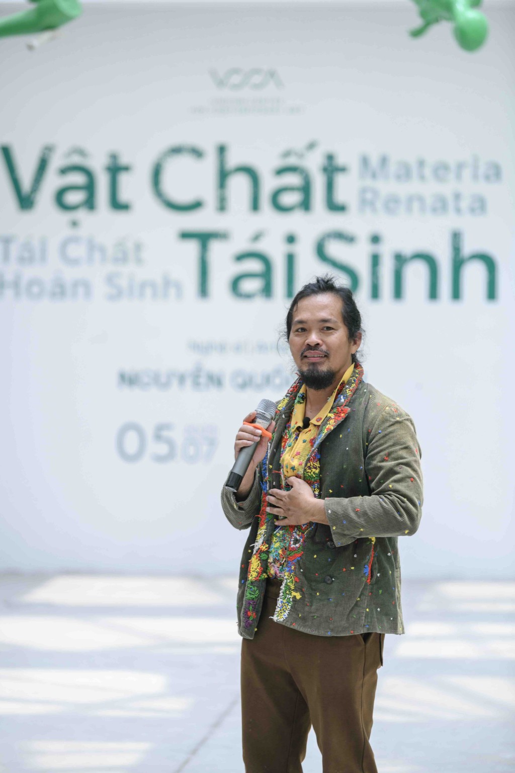 Nghệ sĩ Nguyễn Quốc Dân phát biểu tại khai mạc triển lãm “Tái chất hoàn sinh – Vật chất tái sinh – Materia Retana”
