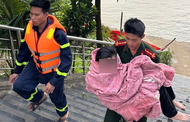 Kịp thời cứu vớt cô gái trẻ nhảy cầu Vĩnh Tuy xuống sông Hồng