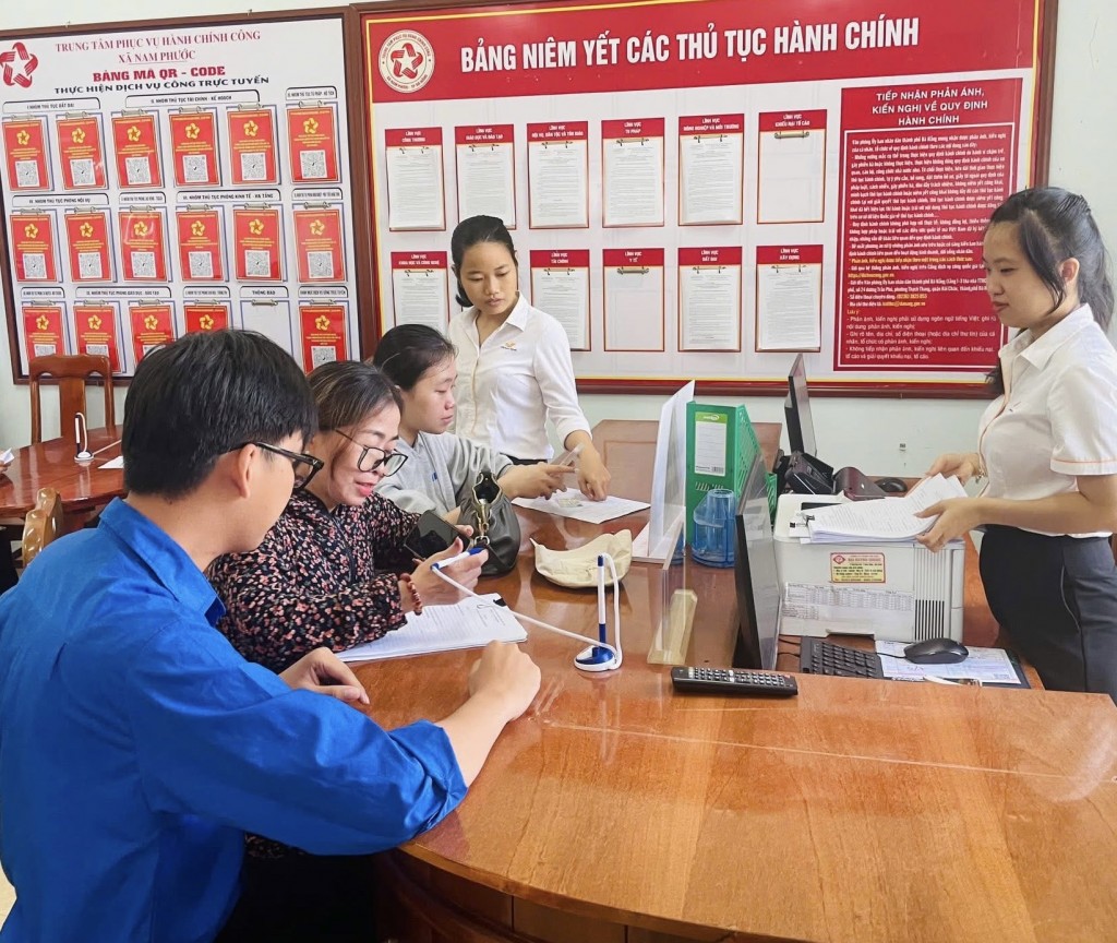 Các đội hình được phân công trực tại các điểm tiếp nhận và trả kết quả thủ tục hành chính, đảm bảo hỗ trợ thao tác, hướng dẫn quy trình và phổ biến kiến thức số cho người dân