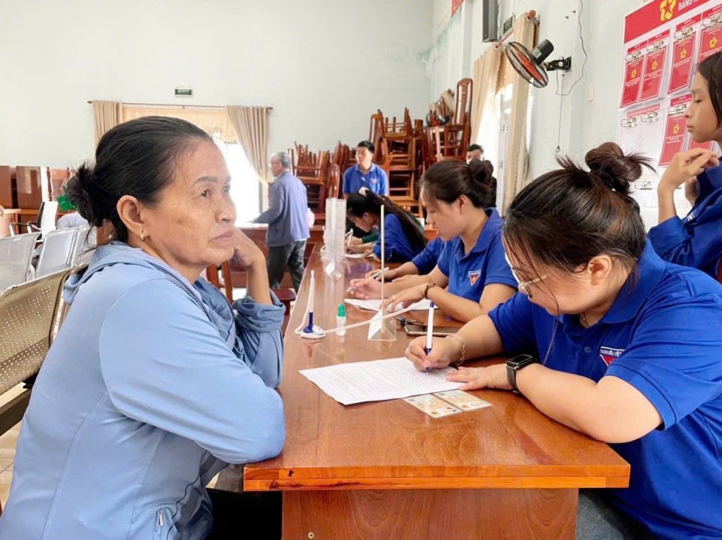 Thời gian đầu người dân chưa quen làm các thủ tục trên điện thoại, cổng dịch vụ công và các phần mềm nên các đoàn viên thanh niên phải có mặt để hướng dẫn người dân