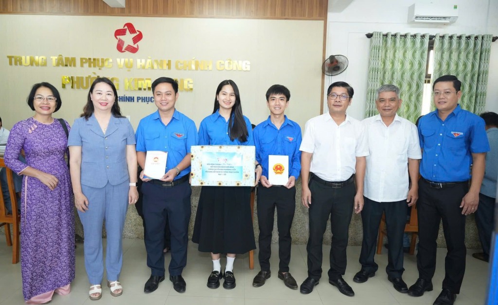Bà Nguyễn Thị Ái Vân, Chủ tịch Ủy ban MTTQVN thành phố và ông Nguyễn Chí Tài, Phó Chủ tịch UBND thành phố Huế đã đến thăm và động viên đội hình thanh niên hỗ trợ công tác vận hành chính quyền địa phương 2 cấp 