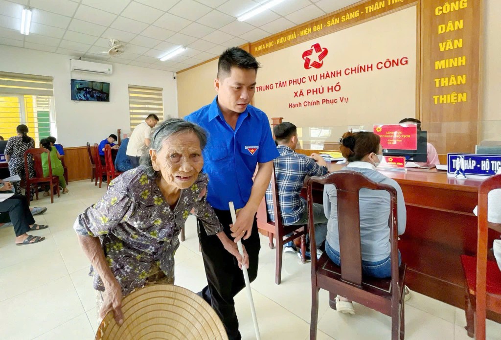 Hỗ trợ người lớn tuổi đi lại khó khăn khi đến xử lý các thủ tục hành chính