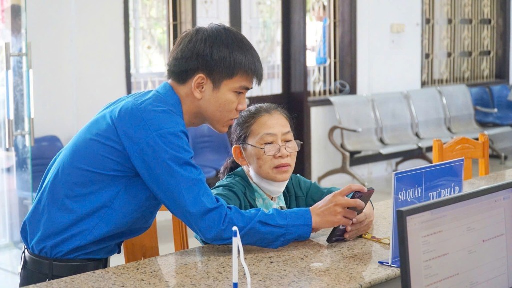 Hỗ trợ người lớn tuổi người hạn chế về sử dụng thiết bị công nghệ số trong giải quyết thủ tục hành chính