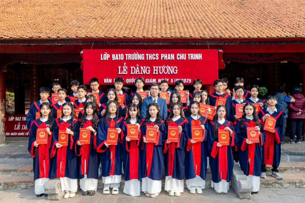 Thầy và trò trường THCS Phan Chu Trinh – Phường Giảng Võ tổ chức dâng hương tại Văn Miếu trước kỳ thi