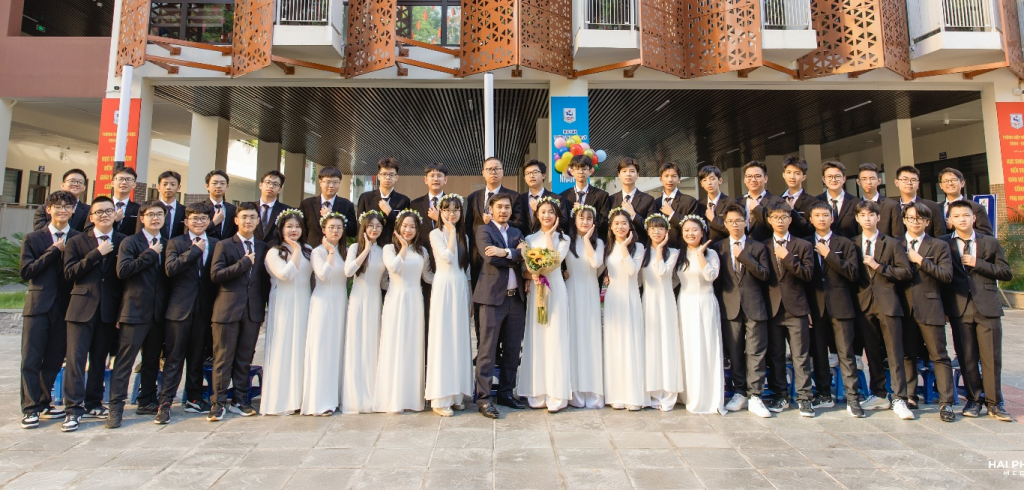 Thầy giáo Trịnh Hoài Dương cùng tập thể 9A1 trường THCS Giảng Võ 2 – Phường Giảng Võ có tới 19 học sinh đỗ vào Trường THPT chuyên Khoa học Tự nhiên, 10 học sinh đỗ chuyên Đại học Sư phạm, 7 học sinh đỗ Chuyên Hà Nội Amsterdam – một kết quả rất đáng tự hào
