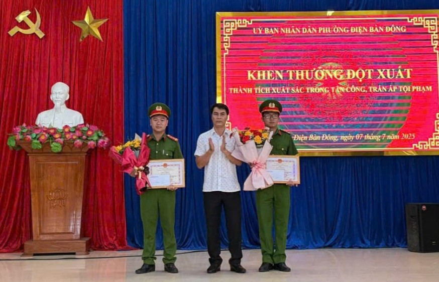 Khen thưởng chiến công đầu tiên của Công an phường Điện Bàn Đông