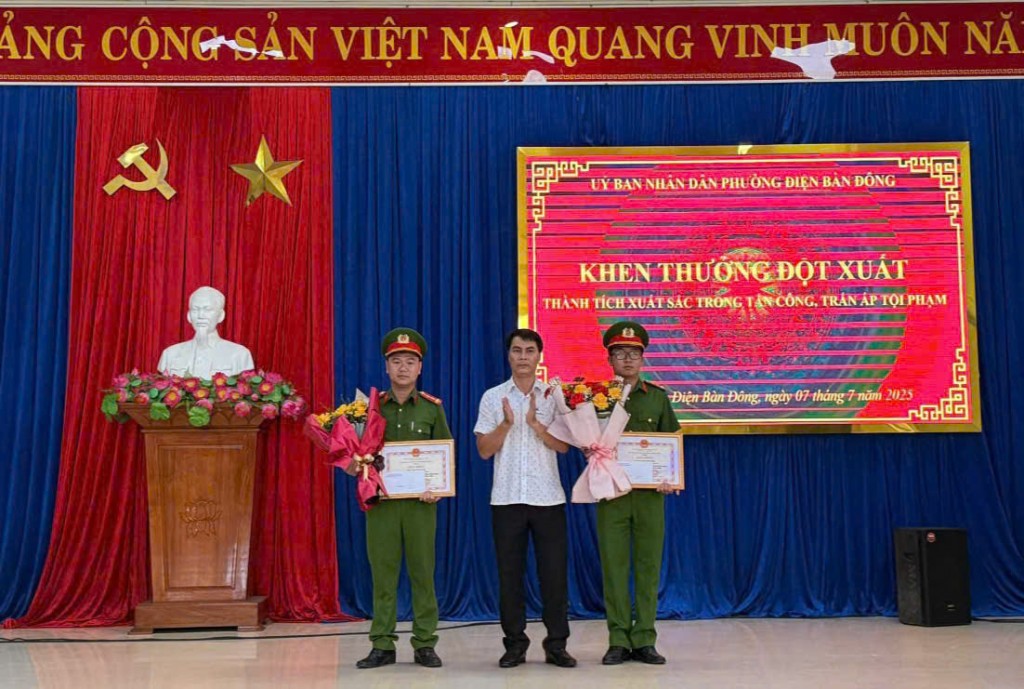 Lãnh đạo phường Điện Bàn Đông (TP Đà Nẵng) vừa khen thưởng đột xuất Công an phường vì thành tích xuất sắc trong công tác đấu tranh phòng, chống tội phạm