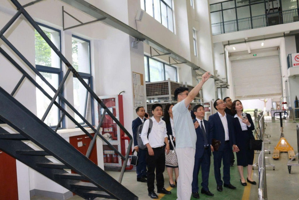 Cán bộ Trường Đại học Công nghệ Giao thông vận tải Tham quan phòng thí nghiệm chống động đất công trình và phòng thí nghiệm xây dựng thông minh của Khoa Kỹ thuật xây dựng