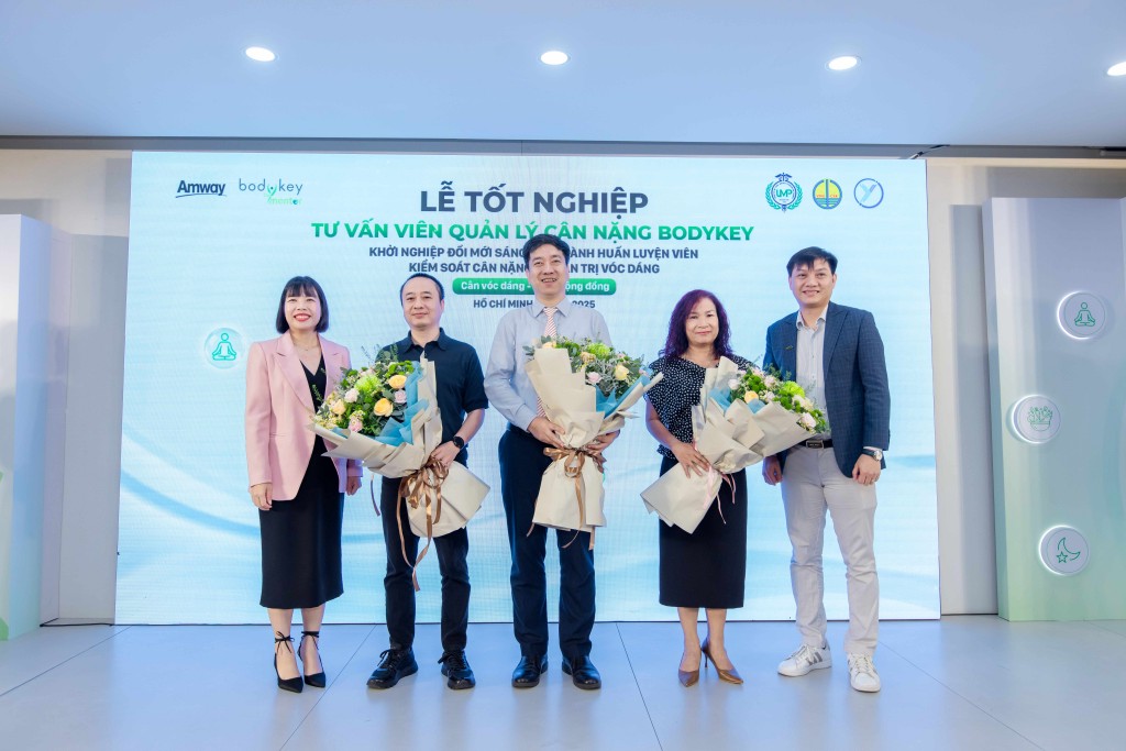 Đại diện Trung tâm Chuyển giao tri thức và Hỗ trợ khởi nghiệp, Đại học Quốc gia Hà Nội, đại điện đốc Trung tâm Hỗ trợ thanh niên khởi nghiệp Việt Nam, Đại diện Hội LHTN Việt Nam - Trung ương Đoàn TNCS Hồ Chí Minh, Đại diện Liên đoàn thể dục Tp Hồ Chí Minh và Đại diện Amway Việt Nam tại buổi lễ