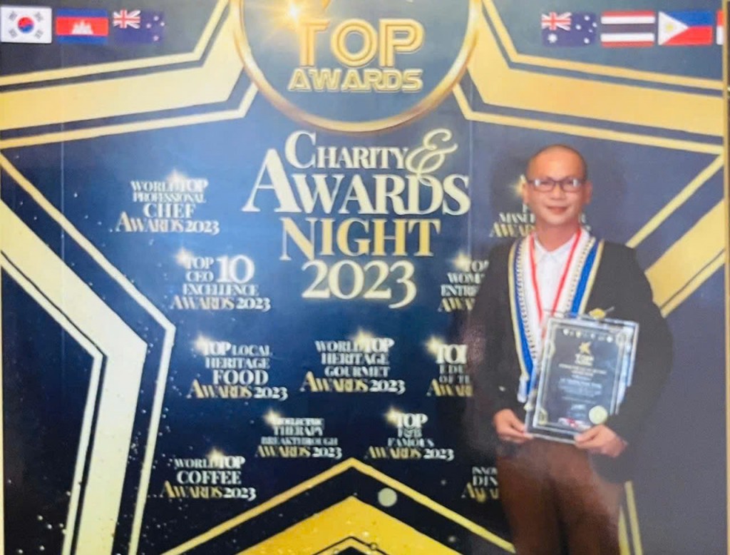 Anh  Ngô Văn Tân nhận giải world top all -star chef award 2023 tại sigapore