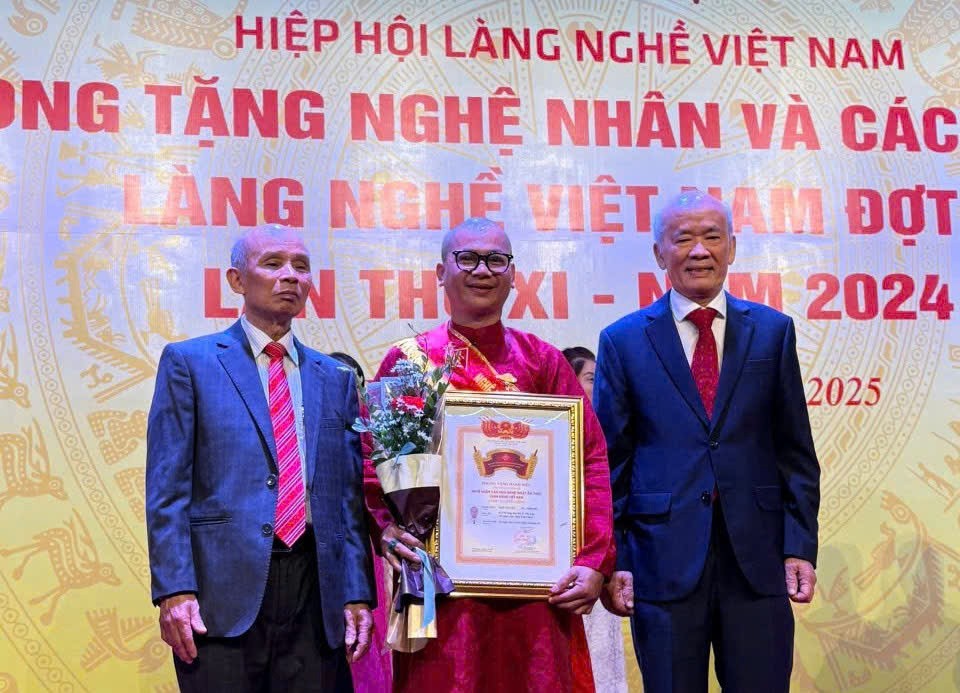 Nghệ nhân Ngô Văn Tân nhận bằng Nghệ nhân ẩm thực năm 2025