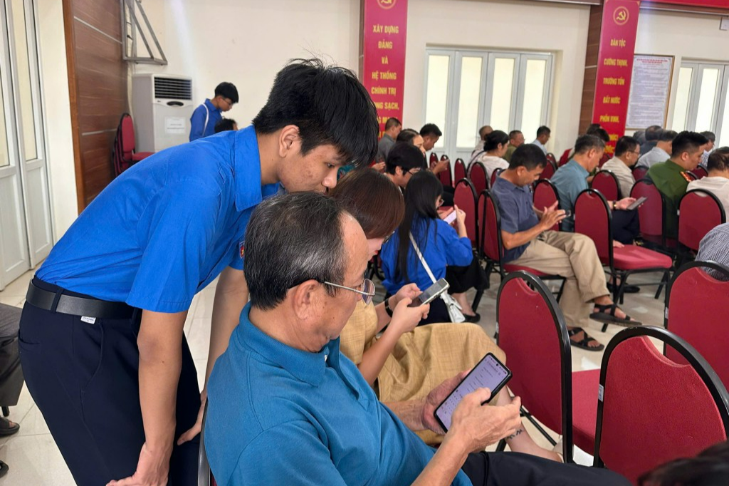 Bạn trẻ tận tụy hỗ trợ đảng viên dùng dịch vụ công trực tuyến