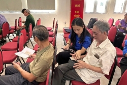 Bạn trẻ tận tụy hỗ trợ đảng viên dùng dịch vụ công trực tuyến
