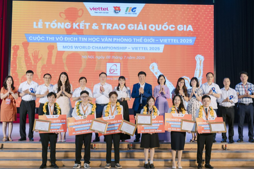 Các vị đại biểu và 6 nhà vô địch chụp ảnh lưu niệm tại chương trình 