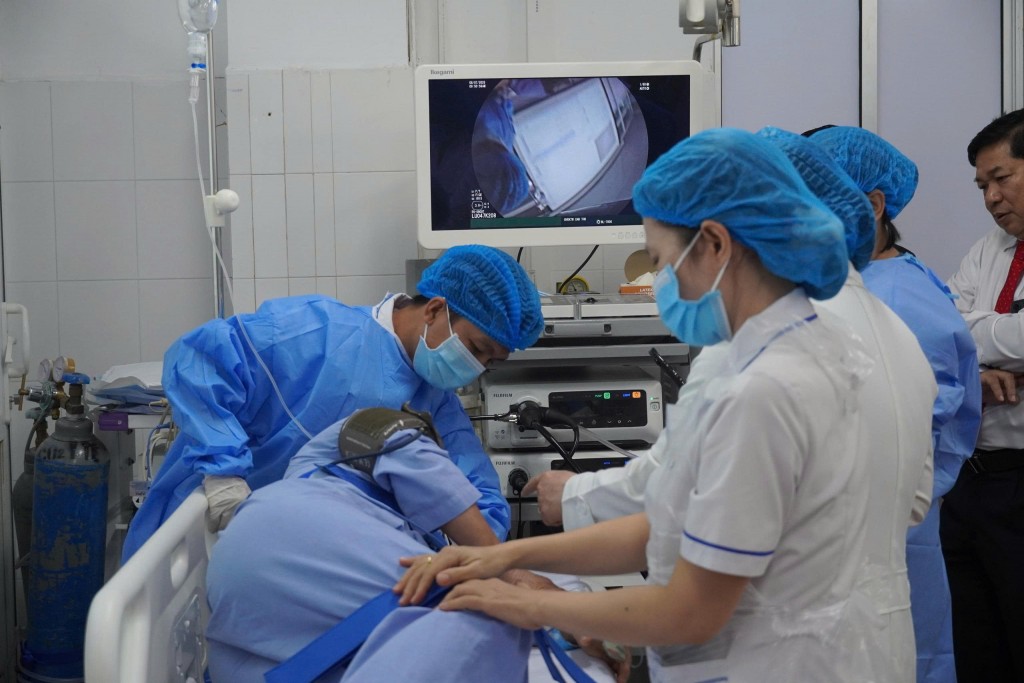 Ê kíp bác sĩ Khoa Nội soi bệnh viện tiến hành nội soi siêu âm cho bệnh nhân