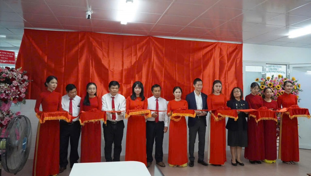 Lãnh đạo bệnh viện Đa khoa Trung ương Cần Thơ và lãnh đạo Fujifilm Việt Nam cắt băng khánh thành Khoa Nội soi và triển khai kỹ thuật nội soi siêu âm. 