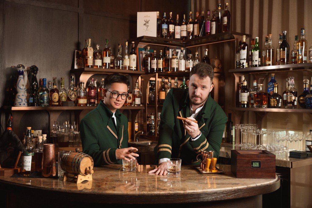 Bartender Patrick (trái) và quản lý bar Sean Halse (phải)