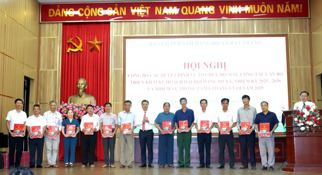 Xã Bát Tràng công bố các quyết định về tổ chức bộ máy, công tác cán bộ