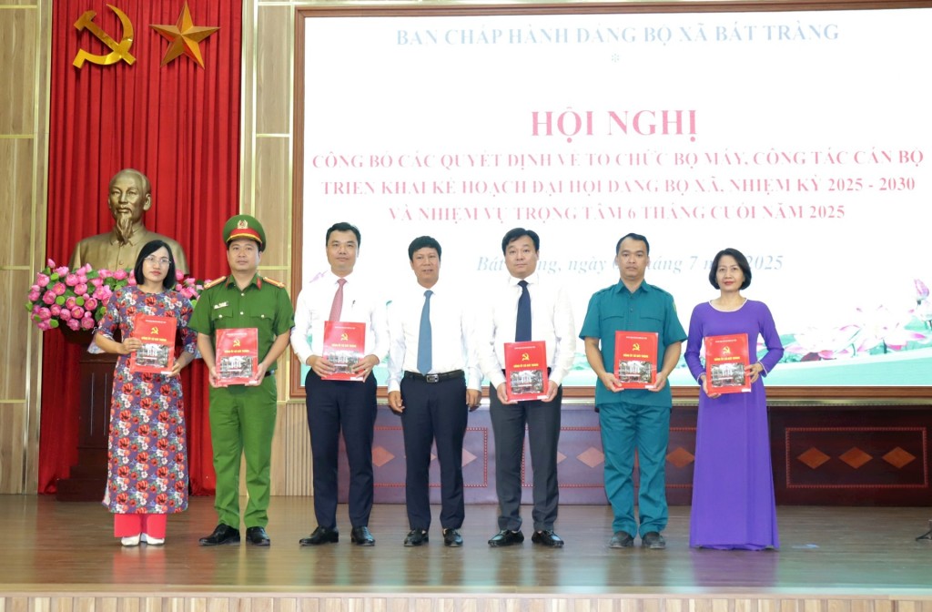 Xã Bát Tràng công bố các quyết định về tổ chức bộ máy, công tác cán bộ